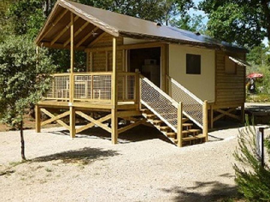 Camping Pas Cher vous présente avec son site Officiel campingpascher.fr, le Camping Le Relais De La Bresque classé 3 étoiles, situé sur la commune de Sillans La Cascade dans le département Var (Provence Alpes Côte D'azur) en France. Le camping Le Relais De La Bresque vous propose un hébergement de type lodge de 32 m² pour 2 personnes. L'établissement vous propose 11 autres types d'hébergements. Découvrez tous nos séjours à petits prix dans la commune et aux alentours de Sillans La Cascade du département : Var (Provence Alpes Côte D'azur). Rivière, Piscine chauffée, Piscine extérieure, Animations familiales, Aire de jeux enfants, Centre équestre, Ping-pong, Snack/Bar,... En savoir plus : cliquez-ICI.
