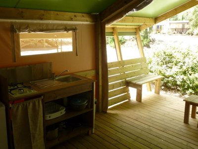 Cliquez pour découvrir toutes les photos de l'HÉBERGEMENT ! tente en toile et bois - Le Relais De La Bresque photo 3