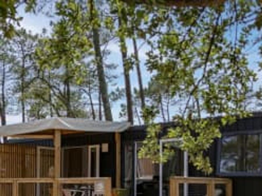 Camping Pas Cher vous présente avec son site Officiel campingpascher.fr, le Camping Sandaya Ondres Océan classé 4 étoiles, situé sur la commune de Ondres dans le département Landes (Aquitaine) en France. Le camping Sandaya Ondres Océan vous propose un hébergement de type mobil-home de 40 m² pour 6 personnes (télévision). L'établissement vous propose 2 autres types d'hébergements. Découvrez tous nos séjours à petits prix dans la commune et aux alentours de Ondres du département : Landes (Aquitaine). Les Avis clients pour le Camping Sandaya Ondres Océan sont excellents avec une note moyenne de 9 sur 10. Piscine extérieure, Animation enfants, Animations familiales, Aire de jeux enfants, Golf, Ping-pong, Pétanque, Structure gonflable enfants, Terrain multisports, Bar, Pizzeria, Plats à emporter, Snack/Bar,... En savoir plus : cliquez-ICI.
