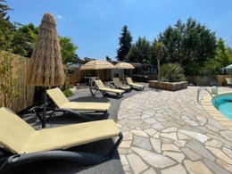 Camping Pas Cher vous présente avec son site Officiel campingpascher.fr, le Camping Les Floralies classé 3 étoiles, situé sur la commune de Montauroux dans le département Var (Provence-alpes-côte D'azur) en France. Le camping Les Floralies vous propose un hébergement de type mobil-home de 34 m² pour 6 personnes avec climatisation. L'établissement vous propose 12 autres types d'hébergements. Découvrez tous nos séjours à petits prix dans la commune et aux alentours de Montauroux du département : Var (Provence-alpes-côte D'azur). Les Avis clients pour le Camping Les Floralies sont excellents avec une note moyenne de 8 sur 10. Piscine chauffée, Piscine extérieure, Animations familiales, Aire de jeux enfants, Baby-foot, Court de tennis, Ping-pong, Plongée, Pétanque, Boulangerie, Bureau de tabac, Dépôt de pain, Plats à emporter, Snack/Bar, Station-service,... En savoir plus : cliquez-ICI.