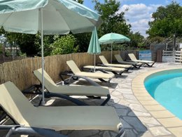 Camping Pas Cher vous présente avec son site Officiel campingpascher.fr, le Camping Les Floralies classé 3 étoiles, situé sur la commune de Montauroux dans le département Var (Provence-alpes-côte D'azur) en France. Le camping Les Floralies vous propose un hébergement de type mobil-home de 39 m² avec climatisation. L'établissement vous propose 13 autres types d'hébergements. Découvrez tous nos séjours à petits prix dans la commune et aux alentours de Montauroux du département : Var (Provence-alpes-côte D'azur). Les Avis clients pour le Camping Les Floralies sont excellents avec une note moyenne de 8 sur 10. Piscine chauffée, Piscine extérieure, Animations familiales, Aire de jeux enfants, Baby-foot, Court de tennis, Ping-pong, Plongée, Pétanque, Boulangerie, Bureau de tabac, Dépôt de pain, Plats à emporter, Snack/Bar, Station-service,... En savoir plus : cliquez-ICI.