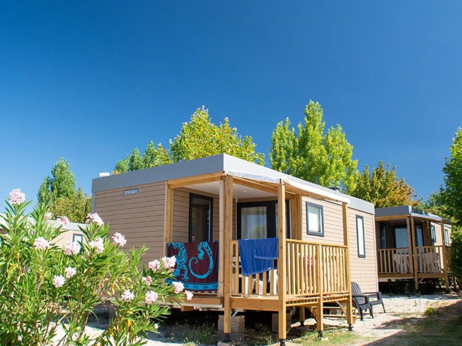 Camping Pas Cher vous présente avec son site Officiel campingpascher.fr, le Camping CAMPASUN International classé 4 étoiles, situé sur la commune de Aups dans le département Var (Provence Alpes Côte D'azur) en France. Le camping CAMPASUN International, vous présente un hébergement de type mobil-home de 28 m² pour 4 personnes avec climatisation et télévision. Le camping CAMPASUN International vous propose du dimanche 13 septembre au dimanche 20 septembre 2026 pour 7 nuits à 440€. Cette location propose 30 dates différentes pour réserver votre séjour. Découvrez également les 13 autres gammes d'hébergements du camping. Les Avis clients pour le Camping CAMPASUN International sont de 7 sur 10. Piscine chauffée, Piscine extérieure, Animation ados, Animation enfants, Animations familiales, Aire de jeux enfants, Parcours sportif, Ping-pong, Pétanque, Terrain multisports, Dépôt de pain, Restaurant,... En savoir plus : cliquez-ICI.