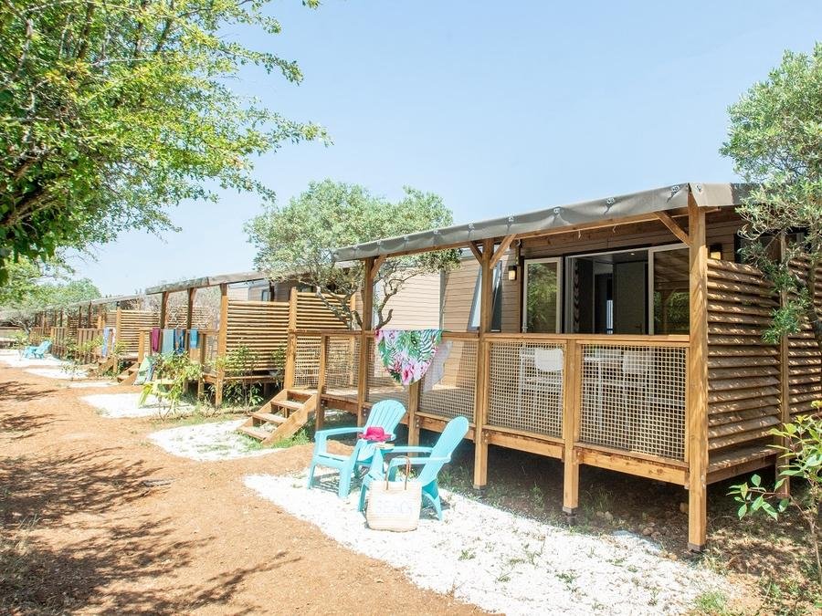 Camping Pas Cher vous présente avec son site Officiel campingpascher.fr, le Camping CAMPASUN International classé 4 étoiles, situé sur la commune de Aups dans le département Var (Provence Alpes Côte D'azur) en France. Le camping CAMPASUN International vous propose un hébergement de type mobil-home de 33 m² pour 6 personnes avec climatisation. Cet hébergement propose plus de 48 dates différentes pour réserver ! Pour dévouvrir la période la moins chère, consultez la rubrique 'Tarifs' et sélectionnez votre mois de départ. L'établissement vous propose 13 autres types d'hébergements. Découvrez tous nos séjours à petits prix dans la commune et aux alentours de Aups du département : Var (Provence Alpes Côte D'azur). Les Avis clients pour le Camping CAMPASUN International sont de 7 sur 10. Piscine chauffée, Piscine extérieure, Animation ados, Animation enfants, Animations familiales, Aire de jeux enfants, Parcours sportif, Ping-pong, Pétanque, Terrain multisports, Dépôt de pain, Restaurant,... En savoir plus : cliquez-ICI.