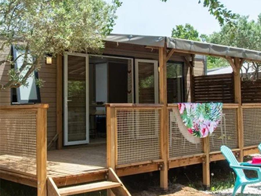 Camping Pas Cher vous présente avec son site Officiel campingpascher.fr, le Camping CAMPASUN International classé 4 étoiles, situé sur la commune de Aups dans le département Var (Provence Alpes Côte D'azur) en France. Le camping CAMPASUN International vous propose un hébergement de type mobil-home de 30 m² pour 4 personnes avec climatisation (télévision). Cet hébergement propose plus de 56 dates différentes pour réserver ! Pour dévouvrir la période la moins chère, consultez la rubrique 'Tarifs' et sélectionnez votre mois de départ. L'établissement vous propose 13 autres types d'hébergements. Découvrez tous nos séjours à petits prix dans la commune et aux alentours de Aups du département : Var (Provence Alpes Côte D'azur). Les Avis clients pour le Camping CAMPASUN International sont de 7 sur 10. Piscine chauffée, Piscine extérieure, Animation ados, Animation enfants, Animations familiales, Aire de jeux enfants, Parcours sportif, Ping-pong, Pétanque, Terrain multisports, Dépôt de pain, Restaurant,... En savoir plus : cliquez-ICI.