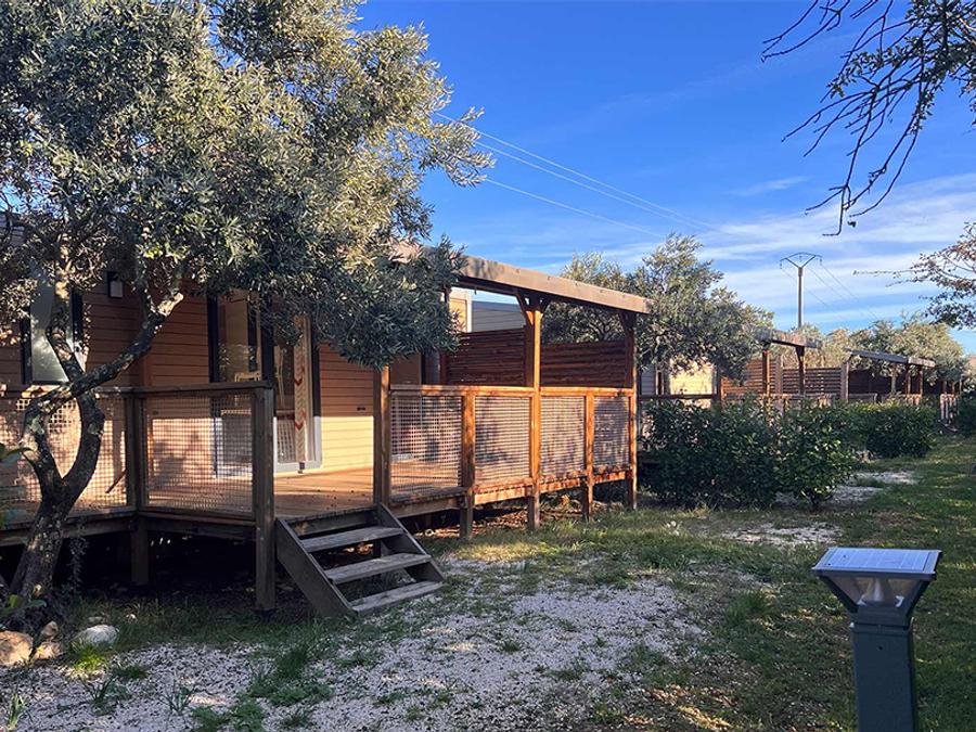 Camping Pas Cher vous présente avec son site Officiel campingpascher.fr, le Camping CAMPASUN International classé 4 étoiles, situé sur la commune de Aups dans le département Var (Provence Alpes Côte D'azur) en France. Le camping CAMPASUN International vous propose un hébergement de type mobil-home de 30 m² pour 4 personnes avec climatisation (télévision). Cet hébergement propose plus de 30 dates différentes pour réserver ! Pour dévouvrir la période la moins chère, consultez la rubrique 'Tarifs' et sélectionnez votre mois de départ. L'établissement vous propose 13 autres types d'hébergements. Découvrez tous nos séjours à petits prix dans la commune et aux alentours de Aups du département : Var (Provence Alpes Côte D'azur). Les Avis clients pour le Camping CAMPASUN International sont de 7 sur 10. Piscine chauffée, Piscine extérieure, Animation ados, Animation enfants, Animations familiales, Aire de jeux enfants, Parcours sportif, Ping-pong, Pétanque, Terrain multisports, Dépôt de pain, Restaurant,... En savoir plus : cliquez-ICI.