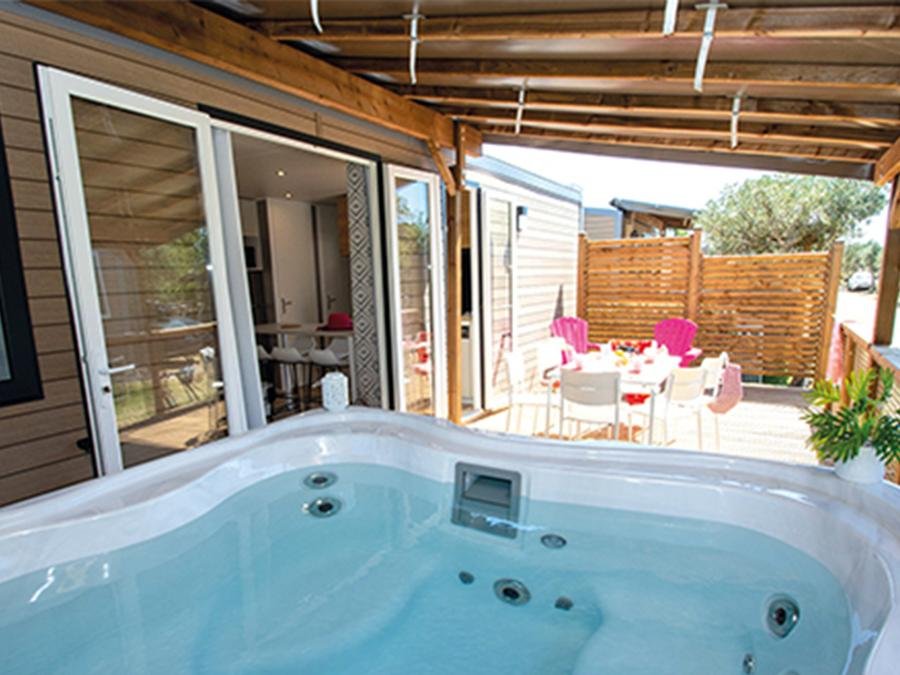 Camping Pas Cher vous présente avec son site Officiel campingpascher.fr, le Camping CAMPASUN International classé 4 étoiles, situé sur la commune de Aups dans le département Var (Provence Alpes Côte D'azur) en France. Le camping CAMPASUN International, vous présente un hébergement de type mobil-home de 33 m² pour 6 personnes avec climatisation et télévision. Le camping CAMPASUN International vous propose du dimanche 07 juin au dimanche 14 juin 2026 pour 7 nuits à 699.6€. Cette location propose 37 dates différentes pour réserver votre séjour. Découvrez également les 13 autres gammes d'hébergements du camping. Les Avis clients pour le Camping CAMPASUN International sont de 7 sur 10. Piscine chauffée, Piscine extérieure, Animation ados, Animation enfants, Animations familiales, Aire de jeux enfants, Parcours sportif, Ping-pong, Pétanque, Terrain multisports, Dépôt de pain, Restaurant,... En savoir plus : cliquez-ICI.