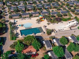 Camping Pas Cher vous présente avec son site Officiel campingpascher.fr, le Camping CAMPASUN International classé 4 étoiles, situé sur la commune de Aups dans le département Var (Provence Alpes Côte D'azur) en France. Le camping CAMPASUN International vous propose un hébergement de type tente en toile et bois de 26 m² pour 4 personnes. Cet hébergement propose plus de 71 dates différentes pour réserver ! Pour dévouvrir la période la moins chère, consultez la rubrique 'Tarifs' et sélectionnez votre mois de départ. L'établissement vous propose 13 autres types d'hébergements. Découvrez tous nos séjours à petits prix dans la commune et aux alentours de Aups du département : Var (Provence Alpes Côte D'azur). Les Avis clients pour le Camping CAMPASUN International sont de 7 sur 10. Piscine chauffée, Piscine extérieure, Animation ados, Animation enfants, Animations familiales, Aire de jeux enfants, Parcours sportif, Ping-pong, Pétanque, Terrain multisports, Dépôt de pain, Restaurant,... En savoir plus : cliquez-ICI.