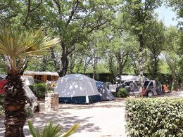 Camping Pas Cher vous présente avec son site Officiel campingpascher.fr, le Camping CAMPASUN International classé 4 étoiles, situé sur la commune de Aups dans le département Var (Provence Alpes Côte D'azur) en France. Le camping CAMPASUN International, vous présente un hébergement de type mobil-home de 33 m² pour 6 personnes avec climatisation et télévision. Le camping CAMPASUN International vous propose du dimanche 19 avril au dimanche 26 avril 2026 pour 7 nuits à 448.8€. Cette location propose 120 dates différentes pour réserver votre séjour. Découvrez également les 12 autres gammes d'hébergements du camping. Les Avis clients pour le Camping CAMPASUN International sont de 7 sur 10. Piscine chauffée, Piscine extérieure, Animation ados, Animation enfants, Animations familiales, Aire de jeux enfants, Parcours sportif, Ping-pong, Pétanque, Terrain multisports, Dépôt de pain, Restaurant,... En savoir plus : cliquez-ICI.
