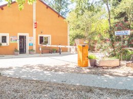 Camping Pas Cher vous présente avec son site Officiel campingpascher.fr, le Camping La Chapelette classé 3 étoiles, situé sur la commune de Saint Martin De Crau dans le département Bouches-du-rhône (Provence Alpes Côte D'azur) en France. Le camping La Chapelette, vous présente un hébergement de type mobil-home de 28 m² avec climatisation. Le camping La Chapelette vous propose du sam. 13 décembre au sam. 20 décembre 2025 avec un DÉPART DEMAIN pour 7 nuits à 365€. Cette location propose 1 dates différentes pour réserver votre séjour. Découvrez également les 5 autres gammes d'hébergements du camping. Les Avis clients pour le Camping La Chapelette sont de 7 sur 10. Piscine chauffée, Piscine extérieure, Animations familiales, Aire de jeux enfants, Baby-foot, Centre équestre, Ping-pong, Plongée, Pétanque, Randonnée, Dépôt de pain, Plats à emporter, Snack/Bar, Station-service, Supermarché, Épicerie,... En savoir plus : cliquez-ICI.