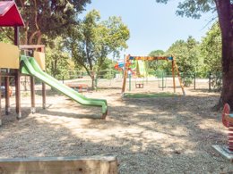 Camping Pas Cher vous présente avec son site Officiel campingpascher.fr, le Camping La Chapelette classé 3 étoiles, situé sur la commune de Saint Martin De Crau dans le département Bouches-du-rhône (Provence Alpes Côte D'azur) en France. Le camping La Chapelette, vous présente un hébergement de type mobil-home pour 3 personnes avec climatisation et télévision. Le camping La Chapelette vous propose du sam. 13 décembre au sam. 20 décembre 2025 avec un DÉPART DEMAIN pour 7 nuits à 365€. Cette location propose 1 dates différentes pour réserver votre séjour. Découvrez également les 5 autres gammes d'hébergements du camping. Les Avis clients pour le Camping La Chapelette sont de 7 sur 10. Piscine chauffée, Piscine extérieure, Animations familiales, Aire de jeux enfants, Baby-foot, Centre équestre, Ping-pong, Plongée, Pétanque, Randonnée, Dépôt de pain, Plats à emporter, Snack/Bar, Station-service, Supermarché, Épicerie,... En savoir plus : cliquez-ICI.