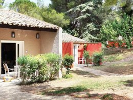 Camping Pas Cher vous présente avec son site Officiel campingpascher.fr, la Résidence Odalys Référence Les Gardians, située sur la commune de Arles dans le département Bouches-du-rhône (Provence Alpes Côte D'azur) en France. La résidence Odalys Référence Les Gardians, vous présente un hébergement de type appartement de 31 m² pour 4 personnes et télévision. La résidence Odalys Référence Les Gardians vous propose du sam. 13 décembre au sam. 20 décembre 2025 avec une PROMO de DERNIÈRE MINUTE, en promotion à -20% pour 7 nuits à 375,20 € au lieu de 469 € soit une Économie de 93,80 €. Cette location propose 39 dates différentes pour réserver votre séjour. Découvrez également les 4 autres gammes d'hébergements de la résidence. Les Avis clients pour la Résidence Odalys Référence Les Gardians sont de 7 sur 10. Piscine extérieure, Club enfants, Aire de jeux enfants, Centre équestre, Court de tennis, Salle de fitness, Terrain de badminton, Terrain de beach-volley, Terrain de football, Terrain multisports, Bar, Restaurant,... En savoir plus : cliquez-ICI.