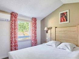 Camping Pas Cher vous présente avec son site Officiel campingpascher.fr, la Résidence Odalys Référence Les Gardians, située sur la commune de Arles dans le département Bouches-du-rhône (Provence Alpes Côte D'azur) en France. La résidence Odalys Référence Les Gardians, vous présente un hébergement de type studio de 25 m² pour 3 personnes et télévision. La résidence Odalys Référence Les Gardians vous propose du sam. 13 décembre au sam. 20 décembre 2025 avec une PROMO de DERNIÈRE MINUTE, en promotion à -20% pour 7 nuits à 311,20 € au lieu de 389 € soit une Économie de 77,80 €. Cette location propose 45 dates différentes pour réserver votre séjour. Découvrez également les 4 autres gammes d'hébergements de la résidence. Les Avis clients pour la Résidence Odalys Référence Les Gardians sont de 7 sur 10. Piscine extérieure, Club enfants, Aire de jeux enfants, Centre équestre, Court de tennis, Salle de fitness, Terrain de badminton, Terrain de beach-volley, Terrain de football, Terrain multisports, Bar, Restaurant,... En savoir plus : cliquez-ICI.