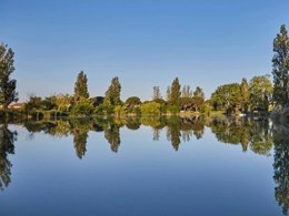 Camping Pas Cher vous présente avec son site Officiel campingpascher.fr, la Résidence Odalys Référence Les Gardians, située sur la commune de Arles dans le département Bouches-du-rhône (Provence Alpes Côte D'azur) en France. La résidence Odalys Référence Les Gardians, vous présente un hébergement de type appartement de 31 m² pour 4 personnes et télévision. La résidence Odalys Référence Les Gardians vous propose du sam. 13 décembre au sam. 20 décembre 2025 avec une PROMO de DERNIÈRE MINUTE, en promotion à -20% pour 7 nuits à 375,20 € au lieu de 469 € soit une Économie de 93,80 €. Cette location propose 39 dates différentes pour réserver votre séjour. Découvrez également les 4 autres gammes d'hébergements de la résidence. Les Avis clients pour la Résidence Odalys Référence Les Gardians sont de 7 sur 10. Piscine extérieure, Club enfants, Aire de jeux enfants, Centre équestre, Court de tennis, Salle de fitness, Terrain de badminton, Terrain de beach-volley, Terrain de football, Terrain multisports, Bar, Restaurant,... En savoir plus : cliquez-ICI.