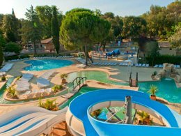 Camping Pas Cher vous présente avec son site Officiel campingpascher.fr, le Camping Sandaya - Le Plein Air Des Chênes classé 4 étoiles, situé sur la commune de Clapiers dans le département Hérault (Languedoc Roussillon) en France. Le camping Sandaya - Le Plein Air Des Chênes, vous présente un hébergement de type mobil-home de 18 m² pour 2 personnes avec climatisation et télévision. Le camping Sandaya - Le Plein Air Des Chênes vous propose du mercredi 01 avril au mercredi 08 avril 2026, en promotion à -20% pour 7 nuits à 201,60 € au lieu de 252,0 € soit une Économie de 50,40 €. Cette location propose 144 dates différentes pour réserver votre séjour. Découvrez également les 12 autres gammes d'hébergements du camping. Parc aquatique, Piscine extérieure, Animations familiales, Club ados, Club enfants, Aire de jeux enfants, Canyoning, Club enfant de nuit, Court de tennis, Escalade, Golf, Jet-ski, Paddle, Ping-pong, Pétanque, Rafting, Salle de fitness, Salle de jeux vidéo, Skatepark, Structure gonflable enfants, Terrain de basketball, Terrain de beach-volley, Terrain de football, Terrain de volley-ball, Terrain multisports, kiteSurf, Bar, Boulangerie, Pizzeria, Plats à emporter, Snack/Bar,... En savoir plus : cliquez-ICI.
