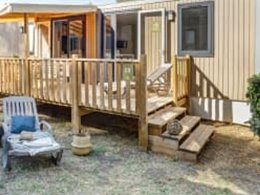 Camping Pas Cher vous présente avec son site Officiel campingpascher.fr, le Camping Sandaya - Le Plein Air Des Chênes classé 4 étoiles, situé sur la commune de Clapiers dans le département Hérault (Languedoc Roussillon) en France. Le camping Sandaya - Le Plein Air Des Chênes, vous présente un hébergement de type mobil-home de 38 m² pour 6 personnes avec climatisation et télévision. Le camping Sandaya - Le Plein Air Des Chênes vous propose du dimanche 05 juillet au dimanche 12 juillet 2026, en promotion à -15% pour 7 nuits à 1156,85 € au lieu de 1361,0 € soit une Économie de 204,15 €. Cette location propose 2 dates différentes pour réserver votre séjour. Découvrez également les 3 autres gammes d'hébergements du camping. Parc aquatique, Piscine extérieure, Animations familiales, Club ados, Club enfants, Aire de jeux enfants, Canyoning, Club enfant de nuit, Court de tennis, Escalade, Golf, Jet-ski, Paddle, Ping-pong, Pétanque, Rafting, Salle de fitness, Salle de jeux vidéo, Skatepark, Structure gonflable enfants, Terrain de basketball, Terrain de beach-volley, Terrain de football, Terrain de volley-ball, Terrain multisports, kiteSurf, Bar, Boulangerie, Pizzeria, Plats à emporter, Snack/Bar,... En savoir plus : cliquez-ICI.