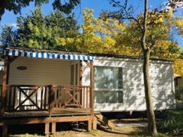 Camping Pas Cher vous présente avec son site Officiel campingpascher.fr, le Camping Flower Le Fou Du Roi classé 4 étoiles, situé sur la commune de Lansargues dans le département Hérault (Languedoc Roussillon) en France. Le camping Flower Le Fou Du Roi, vous présente un hébergement de type mobil-home de 29 m². Le camping Flower Le Fou Du Roi vous propose du vendredi 10 avril au vendredi 17 avril 2026 pour 7 nuits à 578.2€. Cette location propose 135 dates différentes pour réserver votre séjour. Découvrez également les 10 autres gammes d'hébergements du camping. Les Avis clients pour le Camping Flower Le Fou Du Roi sont excellents avec une note moyenne de 9 sur 10. Piscine extérieure, Animations familiales, Aire de jeux enfants, Baby-foot, Parcours sportif, Ping-pong, Pétanque, Terrain de volley-ball, Trampoline, Dépôt de pain, Snack/Bar, Épicerie,... En savoir plus : cliquez-ICI.