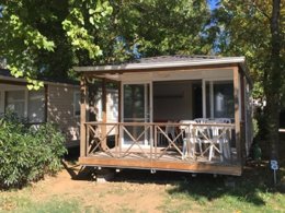 Camping Pas Cher vous présente avec son site Officiel campingpascher.fr, le Camping Flower Le Fou Du Roi classé 4 étoiles, situé sur la commune de Lansargues dans le département Hérault (Languedoc Roussillon) en France. Le camping Flower Le Fou Du Roi, vous présente un hébergement de type mobil-home de 25 m². Le camping Flower Le Fou Du Roi vous propose du sam. 04 avril au sam. 11 avril 2026 pour 7 nuits à 561.68€. Cette location propose 141 dates différentes pour réserver votre séjour. Découvrez également les 10 autres gammes d'hébergements du camping. Les Avis clients pour le Camping Flower Le Fou Du Roi sont excellents avec une note moyenne de 9 sur 10. Piscine extérieure, Animations familiales, Aire de jeux enfants, Baby-foot, Parcours sportif, Ping-pong, Pétanque, Terrain de volley-ball, Trampoline, Dépôt de pain, Snack/Bar, Épicerie,... En savoir plus : cliquez-ICI.