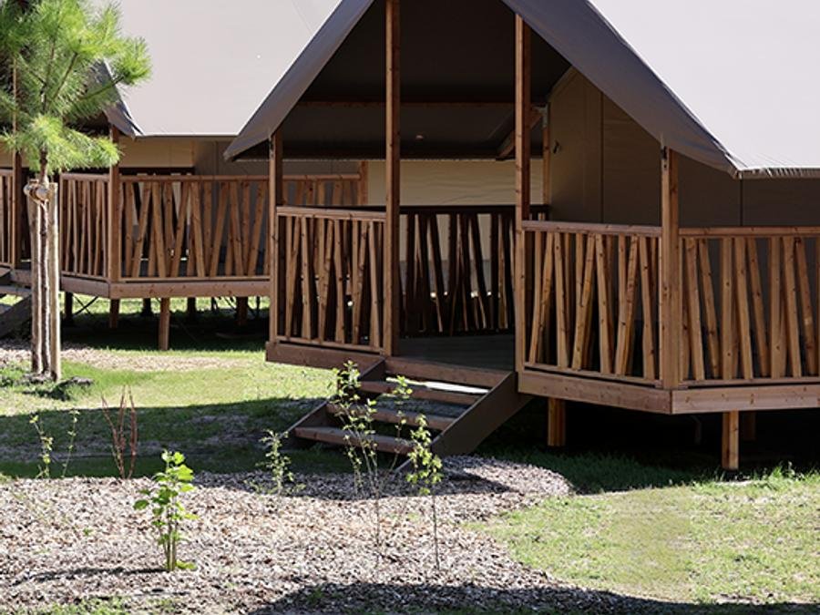 Camping Pas Cher vous présente avec son site Officiel campingpascher.fr, le Camping L'Etang Blanc classé 2 étoiles, situé sur la commune de Seignosse dans le département Landes (Aquitaine) en France. Le camping L'Etang Blanc, vous présente un hébergement de type lodge de 23 m². Le camping L'Etang Blanc vous proposeun séjour PAS CHER avec une REMISEdu lundi 08 juin au lundi 15 juin 2026, en promotion à -30% pour 7 nuits à 196 € au lieu de 280,0 € soit une Économie de 84 €. Cette location propose 34 dates différentes pour réserver votre séjour. Découvrez également les 2 autres gammes d'hébergements du camping. Piscine extérieure, Animations familiales, Aire de jeux enfants, Court de tennis, Ping-pong, Dépôt de pain, Snack/Bar,... En savoir plus : cliquez-ICI.
