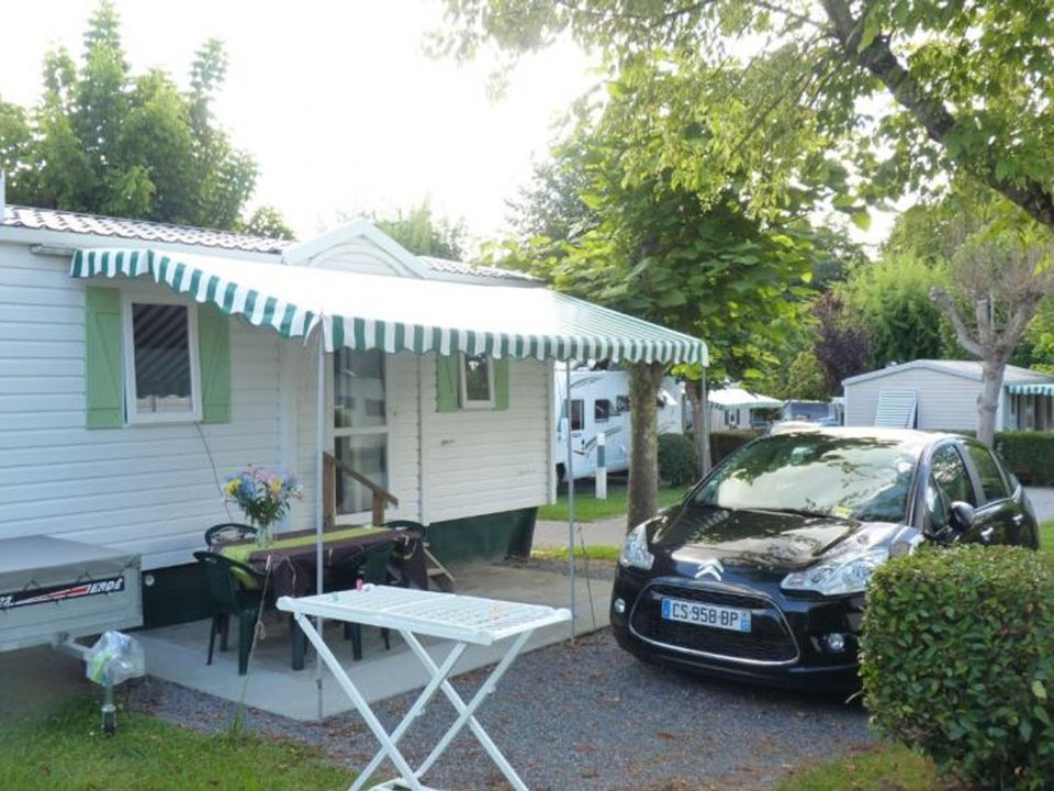 Camping Pas Cher vous présente avec son site Officiel campingpascher.fr, le Camping Le Bascat classé 3 étoiles, situé sur la commune de Dax dans le département Landes (Aquitaine) en France. Le camping Le Bascat vous propose un hébergement de type mobil-home de 27 m². L'établissement vous propose 2 autres types d'hébergements. Découvrez tous nos séjours à petits prix dans la commune et aux alentours de Dax du département : Landes (Aquitaine). Les Avis clients pour le Camping Le Bascat sont excellents avec une note moyenne de 8 sur 10. Animations familiales, Aire de jeux enfants, Cyclisme, Ping-pong, Pétanque, Randonnée, Salle de jeux vidéo, Bar, Boulangerie, Dépôt de pain, Plats à emporter, Restaurant, Snack/Bar, Station-service, Épicerie,... En savoir plus : cliquez-ICI.