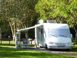 Camping Pas Cher vous présente avec son site Officiel campingpascher.fr, le Camping Le Bascat classé 3 étoiles, situé sur la commune de Dax dans le département Landes (Aquitaine) en France. Le camping Le Bascat vous propose un hébergement de type mobil-home de 27 m². L'établissement vous propose 2 autres types d'hébergements. Découvrez tous nos séjours à petits prix dans la commune et aux alentours de Dax du département : Landes (Aquitaine). Les Avis clients pour le Camping Le Bascat sont excellents avec une note moyenne de 8 sur 10. Animations familiales, Aire de jeux enfants, Cyclisme, Ping-pong, Pétanque, Randonnée, Salle de jeux vidéo, Bar, Boulangerie, Dépôt de pain, Plats à emporter, Restaurant, Snack/Bar, Station-service, Épicerie,... En savoir plus : cliquez-ICI.