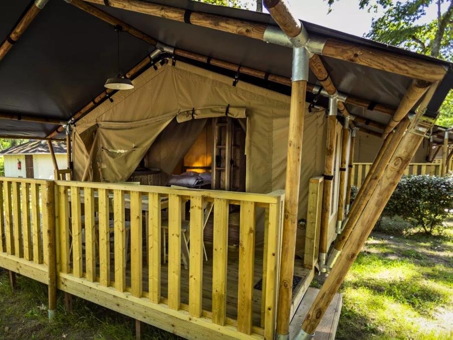 Camping Pas Cher vous présente avec son site Officiel campingpascher.fr, le Camping L'Etang D'Ardy classé 3 étoiles, situé sur la commune de Dax dans le département Landes (Aquitaine) en France. Le camping L'Etang D'Ardy, vous présente un hébergement de type lodge de 20 m² pour 1 personne et télévision. Le camping L'Etang D'Ardy vous propose du sam. 26 septembre au sam. 03 octobre 2026 pour 7 nuits à 319€. Cette location propose 116 dates différentes pour réserver votre séjour. Découvrez également les 13 autres gammes d'hébergements du camping. Les Avis clients pour le Camping L'Etang D'Ardy sont excellents avec une note moyenne de 8 sur 10. Piscine chauffée, Piscine extérieure, Animations familiales, Aire de jeux enfants, Cyclisme, Ping-pong, Pétanque, Randonnée, Terrain de football, Terrain de volley-ball, Bar, Dépôt de pain, Plats à emporter, Snack/Bar, Épicerie,... En savoir plus : cliquez-ICI.
