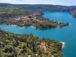 Camping Pas Cher vous présente avec son site Officiel campingpascher.fr, le Camping CAMPASUN Le Soleil classé 4 étoiles, situé sur la commune de Esparron De Verdon dans le département Alpes-de-haute-provence (Provence Alpes Côte D'azur) en France. Le camping CAMPASUN Le Soleil vous propose un hébergement de type tente en toile et bois de 20 m² pour 5 personnes. L'établissement vous propose 7 autres types d'hébergements. Découvrez tous nos séjours à petits prix dans la commune et aux alentours de Esparron De Verdon du département : Alpes-de-haute-provence (Provence Alpes Côte D'azur). Lac, Animations familiales, Aire de jeux enfants, Canoë-kayak, Ping-pong, Pétanque, Terrain multisports, Bar, Restaurant, Épicerie,... En savoir plus : cliquez-ICI.