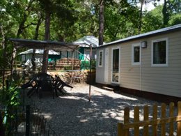 Camping Pas Cher vous présente avec son site Officiel campingpascher.fr, le Camping CAMPASUN Le Soleil classé 4 étoiles, situé sur la commune de Esparron De Verdon dans le département Alpes-de-haute-provence (Provence Alpes Côte D'azur) en France. Le camping CAMPASUN Le Soleil, vous présente un hébergement de type mobil-home de 27 m² pour 5 personnes. Le camping CAMPASUN Le Soleil vous propose du vendredi 17 avril au vendredi 24 avril 2026 pour 7 nuits à 424.6€. Cette location propose 99 dates différentes pour réserver votre séjour. Découvrez également les 6 autres gammes d'hébergements du camping. Lac, Animations familiales, Aire de jeux enfants, Canoë-kayak, Ping-pong, Pétanque, Terrain multisports, Bar, Restaurant, Épicerie,... En savoir plus : cliquez-ICI.