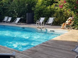 Camping Pas Cher vous présente avec son site Officiel campingpascher.fr, le Camping Les Cent Chênes classé 4 étoiles, situé sur la commune de Saint Jeannet dans le département Alpes-maritimes (Provence-alpes-côte D'azur) en France. Le camping Les Cent Chênes vous propose un hébergement de type mobil-home pour 4 personnes (télévision). L'établissement vous propose 2 autres types d'hébergements. Découvrez tous nos séjours à petits prix dans la commune et aux alentours de Saint Jeannet du département : Alpes-maritimes (Provence-alpes-côte D'azur). Les Avis clients pour le Camping Les Cent Chênes sont excellents avec une note moyenne de 8 sur 10. Piscine chauffée, Piscine extérieure, Ping-pong, Pétanque, Sports nautiques, Bar, Boulangerie, Dépôt de pain, Pizzeria, Restaurant, Épicerie,... En savoir plus : cliquez-ICI.