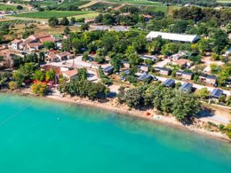 Camping Pas Cher vous présente avec son site Officiel campingpascher.fr, le Camping CAMPASUN Etang De La Bonde classé 3 étoiles, situé sur la commune de Cabrieres D'aigues dans le département Vaucluse (Provence Alpes Côte D'azur) en France. Le camping CAMPASUN Etang De La Bonde, vous présente un hébergement de type mobil-home de 20 m² pour 2 personnes avec climatisation et télévision. Le camping CAMPASUN Etang De La Bonde vous propose du dimanche 20 septembre au dimanche 27 septembre 2026 pour 7 nuits à 372.6€. Cette location propose 57 dates différentes pour réserver votre séjour. Découvrez également les 6 autres gammes d'hébergements du camping. Les Avis clients pour le Camping CAMPASUN Etang De La Bonde sont de 7 sur 10. Étang, Court de tennis, Pétanque, Sports nautiques, Terrain de football, Terrain de volley-ball, Terrain multisports, Bar, Dépôt de pain, Snack/Bar,... En savoir plus : cliquez-ICI.