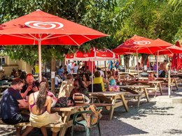 Camping Pas Cher vous présente avec son site Officiel campingpascher.fr, le Camping CAMPASUN Etang De La Bonde classé 3 étoiles, situé sur la commune de Cabrieres D'aigues dans le département Vaucluse (Provence Alpes Côte D'azur) en France. Le camping CAMPASUN Etang De La Bonde, vous présente un hébergement de type mobil-home de 20 m² pour 2 personnes avec climatisation et télévision. Le camping CAMPASUN Etang De La Bonde vous propose du dimanche 12 avril au dimanche 19 avril 2026 pour 7 nuits à 363.4€. Cette location propose 146 dates différentes pour réserver votre séjour. Découvrez également les 5 autres gammes d'hébergements du camping. Les Avis clients pour le Camping CAMPASUN Etang De La Bonde sont de 7 sur 10. Étang, Court de tennis, Pétanque, Sports nautiques, Terrain de football, Terrain de volley-ball, Terrain multisports, Bar, Dépôt de pain, Snack/Bar,... En savoir plus : cliquez-ICI.