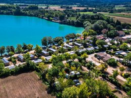 Camping Pas Cher vous présente avec son site Officiel campingpascher.fr, le Camping CAMPASUN Etang De La Bonde classé 3 étoiles, situé sur la commune de Cabrieres D'aigues dans le département Vaucluse (Provence Alpes Côte D'azur) en France. Le camping CAMPASUN Etang De La Bonde, vous présente un hébergement de type mobil-home de 27 m² pour 4 personnes avec climatisation et télévision. Le camping CAMPASUN Etang De La Bonde vous propose du dimanche 12 avril au dimanche 19 avril 2026 pour 7 nuits à 379.5€. Cette location propose 139 dates différentes pour réserver votre séjour. Découvrez également les 5 autres gammes d'hébergements du camping. Les Avis clients pour le Camping CAMPASUN Etang De La Bonde sont de 7 sur 10. Étang, Court de tennis, Pétanque, Sports nautiques, Terrain de football, Terrain de volley-ball, Terrain multisports, Bar, Dépôt de pain, Snack/Bar,... En savoir plus : cliquez-ICI.