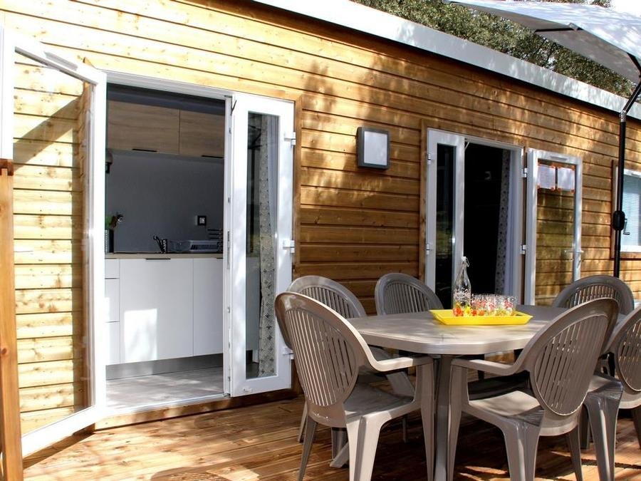 Camping Pas Cher vous présente avec son site Officiel campingpascher.fr, le Camping Les Chênes classé 3 étoiles, situé sur la commune de Junas dans le département Gard (Languedoc Roussillon) en France. Le camping Les Chênes vous propose un hébergement de type mobil-home de 34 m² avec climatisation. L'établissement vous propose 10 autres types d'hébergements. Découvrez tous nos séjours à petits prix dans la commune et aux alentours de Junas du département : Gard (Languedoc Roussillon). Les Avis clients pour le Camping Les Chênes sont excellents avec une note moyenne de 9 sur 10. Piscine extérieure, Animations familiales, Aire de jeux enfants, Baby-foot, Centre équestre, Ping-pong, Pétanque, Structure gonflable enfants, Terrain de badminton, Terrain de basketball, Terrain de football, Terrain de volley-ball, Terrain multisports, Trampoline, Bar, Boulangerie, Bureau de tabac, Dépôt de pain, Snack/Bar, Station-service, Supermarché, Épicerie,... En savoir plus : cliquez-ICI.