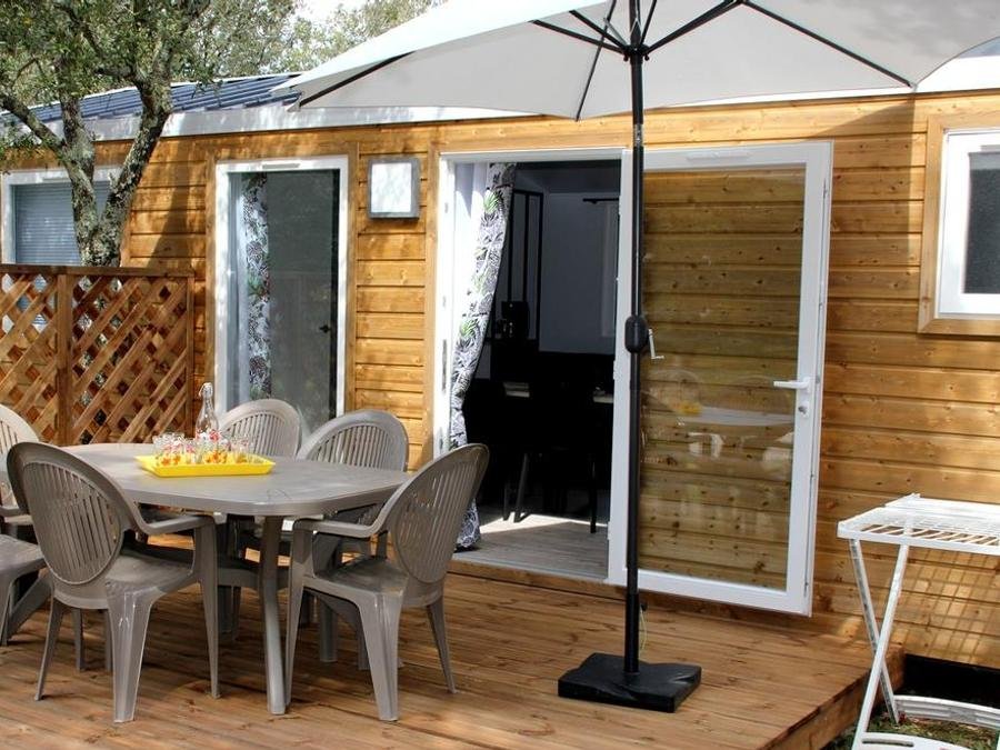 Camping Pas Cher vous présente avec son site Officiel campingpascher.fr, le Camping Les Chênes classé 3 étoiles, situé sur la commune de Junas dans le département Gard (Languedoc Roussillon) en France. Le camping Les Chênes, vous présente un hébergement de type mobil-home de 32 m² avec climatisation et télévision. Le camping Les Chênes vous propose du sam. 26 septembre au sam. 03 octobre 2026 pour 7 nuits à 378€. Cette location propose 63 dates différentes pour réserver votre séjour. Découvrez également les 6 autres gammes d'hébergements du camping. Les Avis clients pour le Camping Les Chênes sont excellents avec une note moyenne de 9 sur 10. Piscine extérieure, Animations familiales, Aire de jeux enfants, Baby-foot, Centre équestre, Ping-pong, Pétanque, Structure gonflable enfants, Terrain de badminton, Terrain de basketball, Terrain de football, Terrain de volley-ball, Terrain multisports, Trampoline, Bar, Boulangerie, Bureau de tabac, Dépôt de pain, Snack/Bar, Station-service, Supermarché, Épicerie,... En savoir plus : cliquez-ICI.