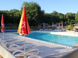 Camping Pas Cher vous présente avec son site Officiel campingpascher.fr, le Camping Les Chênes classé 3 étoiles, situé sur la commune de Junas dans le département Gard (Languedoc Roussillon) en France. Le camping Les Chênes vous propose un hébergement de type mobil-home pour 4 personnes avec climatisation (télévision). L'établissement vous propose 10 autres types d'hébergements. Découvrez tous nos séjours à petits prix dans la commune et aux alentours de Junas du département : Gard (Languedoc Roussillon). Les Avis clients pour le Camping Les Chênes sont excellents avec une note moyenne de 9 sur 10. Piscine extérieure, Animations familiales, Aire de jeux enfants, Baby-foot, Centre équestre, Ping-pong, Pétanque, Structure gonflable enfants, Terrain de badminton, Terrain de basketball, Terrain de football, Terrain de volley-ball, Terrain multisports, Trampoline, Bar, Boulangerie, Bureau de tabac, Dépôt de pain, Snack/Bar, Station-service, Supermarché, Épicerie,... En savoir plus : cliquez-ICI.
