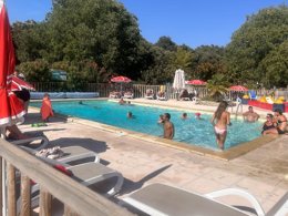 Camping Pas Cher vous présente avec son site Officiel campingpascher.fr, le Camping Les Chênes classé 3 étoiles, situé sur la commune de Junas dans le département Gard (Languedoc Roussillon) en France. Le camping Les Chênes, vous présente un hébergement de type mobil-home de 18 m² avec climatisation. Le camping Les Chênes vous propose du vendredi 03 avril au vendredi 10 avril 2026 pour 7 nuits à 245€. Cette location propose 148 dates différentes pour réserver votre séjour. Découvrez également les 6 autres gammes d'hébergements du camping. Les Avis clients pour le Camping Les Chênes sont excellents avec une note moyenne de 9 sur 10. Piscine extérieure, Animations familiales, Aire de jeux enfants, Baby-foot, Centre équestre, Ping-pong, Pétanque, Structure gonflable enfants, Terrain de badminton, Terrain de basketball, Terrain de football, Terrain de volley-ball, Terrain multisports, Trampoline, Bar, Boulangerie, Bureau de tabac, Dépôt de pain, Snack/Bar, Station-service, Supermarché, Épicerie,... En savoir plus : cliquez-ICI.