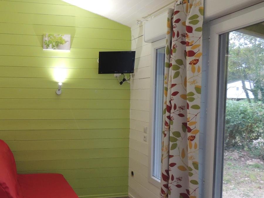 Camping Pas Cher vous présente avec son site Officiel campingpascher.fr, le Camping Le Domaine De Gajan classé 4 étoiles, situé sur la commune de Boisseron dans le département Hérault (Languedoc Roussillon) en France. Le camping Le Domaine De Gajan, vous présente un hébergement de type chalet de 27 m² avec climatisation et télévision. Le camping Le Domaine De Gajan vous propose du lundi 31 août au lundi 07 septembre 2026 pour 7 nuits à 420€. Cette location propose 61 dates différentes pour réserver votre séjour. Découvrez également les 12 autres gammes d'hébergements du camping. Les Avis clients pour le Camping Le Domaine De Gajan sont excellents avec une note moyenne de 8 sur 10. Piscine chauffée, Piscine extérieure, Animation ados, Animations familiales, Club enfants, Aire de jeux enfants, Baby-foot, Canoë-kayak, Flipper, Ping-pong, Piscine, Pétanque, Salle de jeux vidéo, Terrain de football, Terrain multisports, Bar, Dépôt de pain, Plats à emporter, Snack/Bar, Épicerie,... En savoir plus : cliquez-ICI.