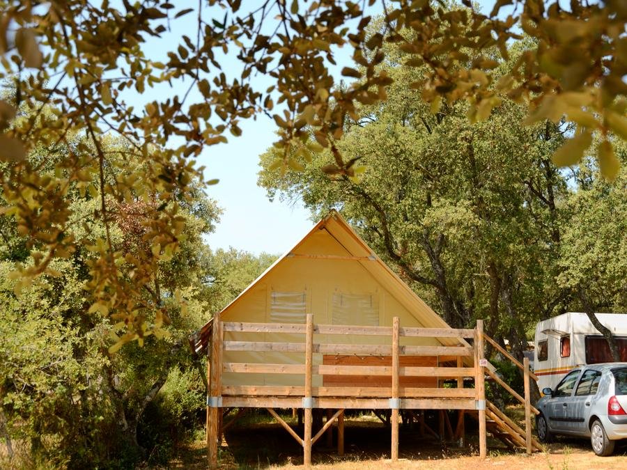 Camping Pas Cher vous présente avec son site Officiel campingpascher.fr, le Camping Le Domaine De Gajan classé 4 étoiles, situé sur la commune de Boisseron dans le département Hérault (Languedoc Roussillon) en France. Le camping Le Domaine De Gajan, vous présente un hébergement de type tente en toile et bois de 20 m² pour 2 personnes. Le camping Le Domaine De Gajan vous propose du lundi 31 août au lundi 07 septembre 2026 pour 7 nuits à 350€. Cette location propose 52 dates différentes pour réserver votre séjour. Découvrez également les 12 autres gammes d'hébergements du camping. Les Avis clients pour le Camping Le Domaine De Gajan sont excellents avec une note moyenne de 8 sur 10. Piscine chauffée, Piscine extérieure, Animation ados, Animations familiales, Club enfants, Aire de jeux enfants, Baby-foot, Canoë-kayak, Flipper, Ping-pong, Piscine, Pétanque, Salle de jeux vidéo, Terrain de football, Terrain multisports, Bar, Dépôt de pain, Plats à emporter, Snack/Bar, Épicerie,... En savoir plus : cliquez-ICI.