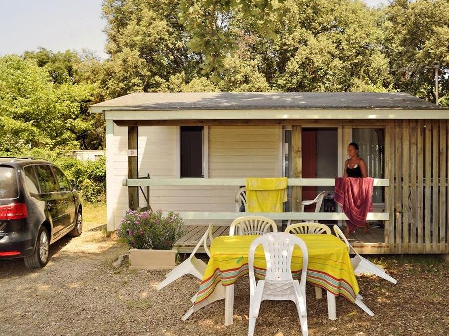 Camping Pas Cher vous présente avec son site Officiel campingpascher.fr, le Camping Le Domaine De Gajan classé 4 étoiles, situé sur la commune de Boisseron dans le département Hérault (Languedoc Roussillon) en France. Le camping Le Domaine De Gajan, vous présente un hébergement de type chalet de 27 m² pour 1 personne et télévision. Le camping Le Domaine De Gajan vous propose du sam. 29 août au sam. 05 septembre 2026 pour 7 nuits à 432€. Cette location propose 9 dates différentes pour réserver votre séjour. Découvrez également les 12 autres gammes d'hébergements du camping. Les Avis clients pour le Camping Le Domaine De Gajan sont excellents avec une note moyenne de 8 sur 10. Piscine chauffée, Piscine extérieure, Animation ados, Animations familiales, Club enfants, Aire de jeux enfants, Baby-foot, Canoë-kayak, Flipper, Ping-pong, Piscine, Pétanque, Salle de jeux vidéo, Terrain de football, Terrain multisports, Bar, Dépôt de pain, Plats à emporter, Snack/Bar, Épicerie,... En savoir plus : cliquez-ICI.