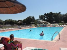 Camping Pas Cher vous présente avec son site Officiel campingpascher.fr, le Camping Le Domaine De Gajan classé 4 étoiles, situé sur la commune de Boisseron dans le département Hérault (Languedoc Roussillon) en France. Le camping Le Domaine De Gajan, vous présente un hébergement de type mobil-home de 19 m² avec climatisation et télévision. Le camping Le Domaine De Gajan vous propose du mardi 08 septembre au mardi 15 septembre 2026 pour 7 nuits à 350€. Cette location propose 25 dates différentes pour réserver votre séjour. Découvrez également les 12 autres gammes d'hébergements du camping. Les Avis clients pour le Camping Le Domaine De Gajan sont excellents avec une note moyenne de 8 sur 10. Piscine chauffée, Piscine extérieure, Animation ados, Animations familiales, Club enfants, Aire de jeux enfants, Baby-foot, Canoë-kayak, Flipper, Ping-pong, Piscine, Pétanque, Salle de jeux vidéo, Terrain de football, Terrain multisports, Bar, Dépôt de pain, Plats à emporter, Snack/Bar, Épicerie,... En savoir plus : cliquez-ICI.