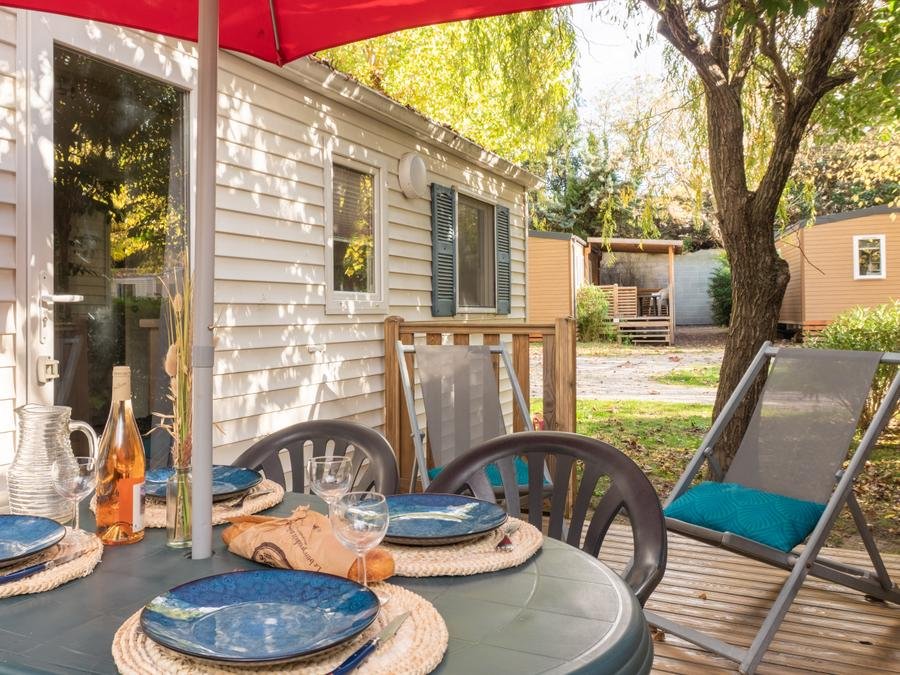 Camping Pas Cher vous présente avec son site Officiel campingpascher.fr, le Camping Saint Gabriel classé 3 étoiles, situé sur la commune de Tarascon dans le département Bouches-du-rhône (Provence Alpes Côte D'azur) en France. Le camping Saint Gabriel vous propose un hébergement de type mobil-home de 30 m² pour 6 personnes avec climatisation (télévision). L'établissement vous propose 7 autres types d'hébergements. Découvrez tous nos séjours à petits prix dans la commune et aux alentours de Tarascon du département : Bouches-du-rhône (Provence Alpes Côte D'azur). Les Avis clients pour le Camping Saint Gabriel sont excellents avec une note moyenne de 8 sur 10. Piscine chauffée, Piscine extérieure, Animations familiales, Aire de jeux enfants, Baby-foot, Canoë-kayak, Centre équestre, Court de tennis, Cyclisme, Golf, Parcours sportif, Ping-pong, Piscine, Pétanque, Randonnée, Structure gonflable enfants, Tir à l’arc, Trampoline, Bar, Boulangerie, Bureau de tabac, Dépôt de pain, Restaurant, Supermarché, Épicerie,... En savoir plus : cliquez-ICI.
