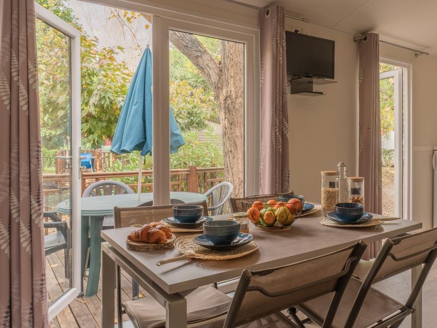 Camping Pas Cher vous présente avec son site Officiel campingpascher.fr, le Camping Saint Gabriel classé 3 étoiles, situé sur la commune de Tarascon dans le département Bouches-du-rhône (Provence Alpes Côte D'azur) en France. Le camping Saint Gabriel vous propose un hébergement de type mobil-home de 30 m² pour 6 personnes avec climatisation (télévision). L'établissement vous propose 7 autres types d'hébergements. Découvrez tous nos séjours à petits prix dans la commune et aux alentours de Tarascon du département : Bouches-du-rhône (Provence Alpes Côte D'azur). Les Avis clients pour le Camping Saint Gabriel sont excellents avec une note moyenne de 8 sur 10. Piscine chauffée, Piscine extérieure, Animations familiales, Aire de jeux enfants, Baby-foot, Canoë-kayak, Centre équestre, Court de tennis, Cyclisme, Golf, Parcours sportif, Ping-pong, Piscine, Pétanque, Randonnée, Structure gonflable enfants, Tir à l’arc, Trampoline, Bar, Boulangerie, Bureau de tabac, Dépôt de pain, Restaurant, Supermarché, Épicerie,... En savoir plus : cliquez-ICI.