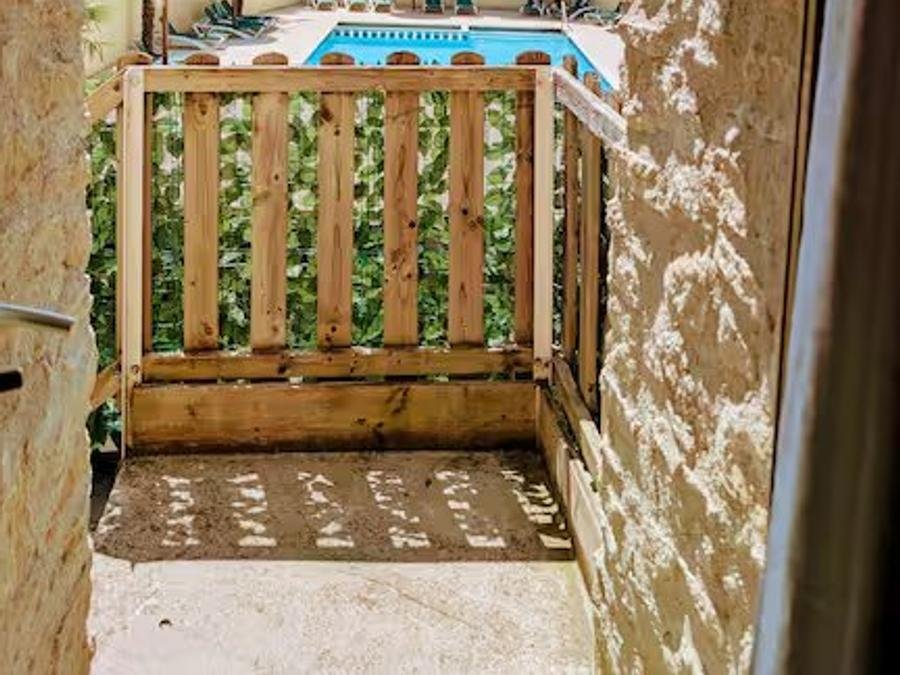 Camping Pas Cher vous présente avec son site Officiel campingpascher.fr, le Camping Saint Gabriel classé 3 étoiles, situé sur la commune de Tarascon dans le département Bouches-du-rhône (Provence Alpes Côte D'azur) en France. Le camping Saint Gabriel vous propose un hébergement de type appartement de 45 m² pour 3 personnes avec climatisation (télévision). L'établissement vous propose 7 autres types d'hébergements. Découvrez tous nos séjours à petits prix dans la commune et aux alentours de Tarascon du département : Bouches-du-rhône (Provence Alpes Côte D'azur). Les Avis clients pour le Camping Saint Gabriel sont excellents avec une note moyenne de 8 sur 10. Piscine chauffée, Piscine extérieure, Animations familiales, Aire de jeux enfants, Baby-foot, Canoë-kayak, Centre équestre, Court de tennis, Cyclisme, Golf, Parcours sportif, Ping-pong, Piscine, Pétanque, Randonnée, Structure gonflable enfants, Tir à l’arc, Trampoline, Bar, Boulangerie, Bureau de tabac, Dépôt de pain, Restaurant, Supermarché, Épicerie,... En savoir plus : cliquez-ICI.