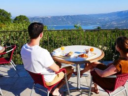 Camping Pas Cher vous présente avec son site Officiel campingpascher.fr, le Camping De L'Aigle classé 3 étoiles, situé sur la commune de Aiguines dans le département Var (Provence Alpes Côte D'azur) en France. Le camping De L'Aigle, vous présente un hébergement de type tente en toile et bois de 34 m² pour 4 personnes. Le camping De L'Aigle vous propose du sam. 25 avril au sam. 02 mai 2026 pour 7 nuits à 341€. Cette location propose 103 dates différentes pour réserver votre séjour. Découvrez également les 6 autres gammes d'hébergements du camping. Les Avis clients pour le Camping De L'Aigle sont excellents avec une note moyenne de 10 sur 10. Aire de jeux enfants, Baby-foot, Ping-pong, Pétanque, Structure gonflable enfants, Dépôt de pain, Restaurant,... En savoir plus : cliquez-ICI.