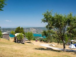 Camping Pas Cher vous présente avec son site Officiel campingpascher.fr, le Camping De L'Aigle classé 3 étoiles, situé sur la commune de Aiguines dans le département Var (Provence Alpes Côte D'azur) en France. Le camping De L'Aigle, vous présente un hébergement de type hébergement insolite pour 4 personnes. Le camping De L'Aigle vous propose du sam. 25 avril au sam. 02 mai 2026 pour 7 nuits à 470.8€. Cette location propose 103 dates différentes pour réserver votre séjour. Découvrez également les 6 autres gammes d'hébergements du camping. Les Avis clients pour le Camping De L'Aigle sont excellents avec une note moyenne de 10 sur 10. Aire de jeux enfants, Baby-foot, Ping-pong, Pétanque, Structure gonflable enfants, Dépôt de pain, Restaurant,... En savoir plus : cliquez-ICI.