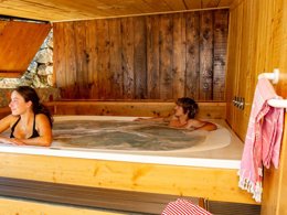 Camping Pas Cher vous présente avec son site Officiel campingpascher.fr, le Camping De L'Aigle classé 3 étoiles, situé sur la commune de Aiguines dans le département Var (Provence Alpes Côte D'azur) en France. Le camping De L'Aigle, vous présente un hébergement de type tente en toile et bois de 34 m². Le camping De L'Aigle vous propose du sam. 25 avril au sam. 02 mai 2026 pour 7 nuits à 404.8€. Cette location propose 103 dates différentes pour réserver votre séjour. Découvrez également les 7 autres gammes d'hébergements du camping. Les Avis clients pour le Camping De L'Aigle sont excellents avec une note moyenne de 10 sur 10. Aire de jeux enfants, Baby-foot, Ping-pong, Pétanque, Structure gonflable enfants, Dépôt de pain, Restaurant,... En savoir plus : cliquez-ICI.