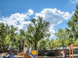 Camping Pas Cher vous présente avec son site Officiel campingpascher.fr, le Camping De L'Aigle classé 3 étoiles, situé sur la commune de Aiguines dans le département Var (Provence Alpes Côte D'azur) en France. Le camping De L'Aigle, vous présente un hébergement de type hébergement insolite pour 4 personnes. Le camping De L'Aigle vous propose du sam. 25 avril au sam. 02 mai 2026 pour 7 nuits à 437.8€. Cette location propose 103 dates différentes pour réserver votre séjour. Découvrez également les 6 autres gammes d'hébergements du camping. Les Avis clients pour le Camping De L'Aigle sont excellents avec une note moyenne de 10 sur 10. Aire de jeux enfants, Baby-foot, Ping-pong, Pétanque, Structure gonflable enfants, Dépôt de pain, Restaurant,... En savoir plus : cliquez-ICI.