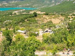 Camping Pas Cher vous présente avec son site Officiel campingpascher.fr, le Camping De L'Aigle classé 3 étoiles, situé sur la commune de Aiguines dans le département Var (Provence Alpes Côte D'azur) en France. Le camping De L'Aigle, vous présente un hébergement de type hébergement insolite de 16 m². Le camping De L'Aigle vous propose du sam. 25 avril au sam. 02 mai 2026 pour 7 nuits à 319€. Cette location propose 103 dates différentes pour réserver votre séjour. Découvrez également les 6 autres gammes d'hébergements du camping. Les Avis clients pour le Camping De L'Aigle sont excellents avec une note moyenne de 10 sur 10. Aire de jeux enfants, Baby-foot, Ping-pong, Pétanque, Structure gonflable enfants, Dépôt de pain, Restaurant,... En savoir plus : cliquez-ICI.