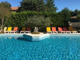 Camping Pas Cher vous présente avec son site Officiel campingpascher.fr, le Camping Pegomas Pausado classé 3 étoiles, situé sur la commune de Saint Remy De Provence dans le département Bouches-du-rhône (Provence Alpes Côte D'azur) en France. Le camping Pegomas Pausado vous propose un hébergement de type mobil-home de 17 m² pour 2 personnes avec climatisation (télévision). L'établissement vous propose 6 autres types d'hébergements. Découvrez tous nos séjours à petits prix dans la commune et aux alentours de Saint Remy De Provence du département : Bouches-du-rhône (Provence Alpes Côte D'azur). Piscine extérieure, Animations familiales, Aire de jeux enfants, Ping-pong, Pétanque, Dépôt de pain, Snack/Bar,... En savoir plus : cliquez-ICI.