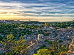 Camping Pas Cher vous présente avec son site Officiel campingpascher.fr, le Camping Pegomas Pausado classé 3 étoiles, situé sur la commune de Saint Remy De Provence dans le département Bouches-du-rhône (Provence Alpes Côte D'azur) en France. Le camping Pegomas Pausado, vous présente un hébergement de type mobil-home de 20 m² pour 2 personnes avec climatisation et télévision. Le camping Pegomas Pausado vous propose du lundi 06 avril au lundi 13 avril 2026 pour 7 nuits à 299€. Cette location propose 115 dates différentes pour réserver votre séjour. Découvrez également les 9 autres gammes d'hébergements du camping. Les Avis clients pour le Camping Pegomas Pausado sont excellents avec une note moyenne de 9 sur 10. Piscine extérieure, Animations familiales, Aire de jeux enfants, Parcours sportif, Ping-pong, Pétanque, Dépôt de pain, Food truck,... En savoir plus : cliquez-ICI.
