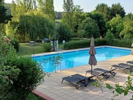 Camping Pas Cher vous présente avec son site Officiel campingpascher.fr, le Camping Les Angeles, situé sur la commune de Cezan dans le département Gers (Midi Pyrénées) en France. Le camping Les Angeles, vous présente un hébergement de type chalet de 21 m² pour 2 personnes. Le camping Les Angeles vous propose du dimanche 07 juin au dimanche 14 juin 2026 avec un DÉPART DEMAIN pour 7 nuits à 280€. Cette location propose 74 dates différentes pour réserver votre séjour. Découvrez également les 5 autres gammes d'hébergements du camping. Piscine extérieure, Aire de jeux enfants, Ping-pong, Pétanque, Dépôt de pain, Snack/Bar, Épicerie,... En savoir plus : cliquez-ICI.